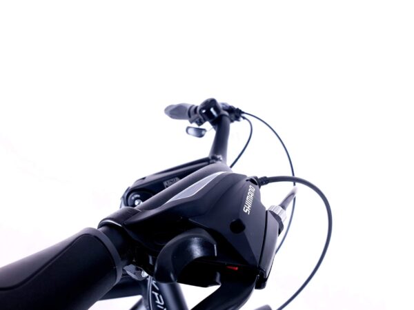 Närbild av cykelstyre med Shimano-växlare