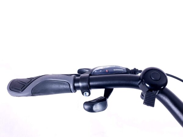 Närbild på cykelstyre med handtag och växelreglage