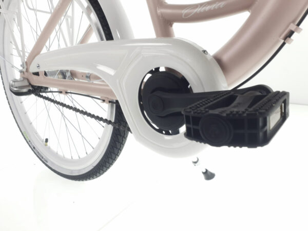 Rosa cykel med svart pedal på vit bakgrund.