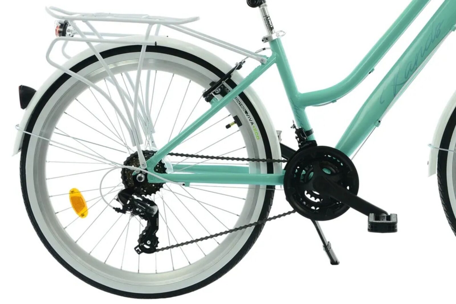 Turkos cykel med vit pakethållare och kedjeskydd.