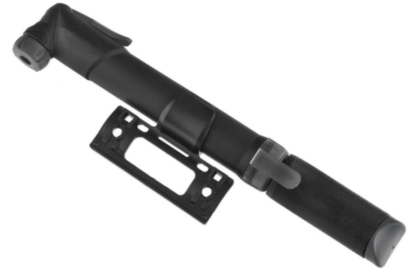 Svart cykelpump med fäste för montering.