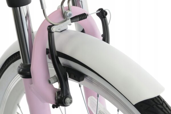 Närbild av cykelframhjul med rosa stänkskydd.