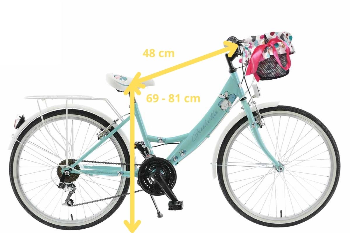 Detský bicykel so svetlomodrým rámom a košíkom.