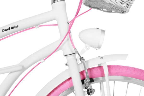 Vit cykel med rosa däck och korg.