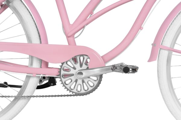 Rosa cykel närbild, kedja och pedal synliga.