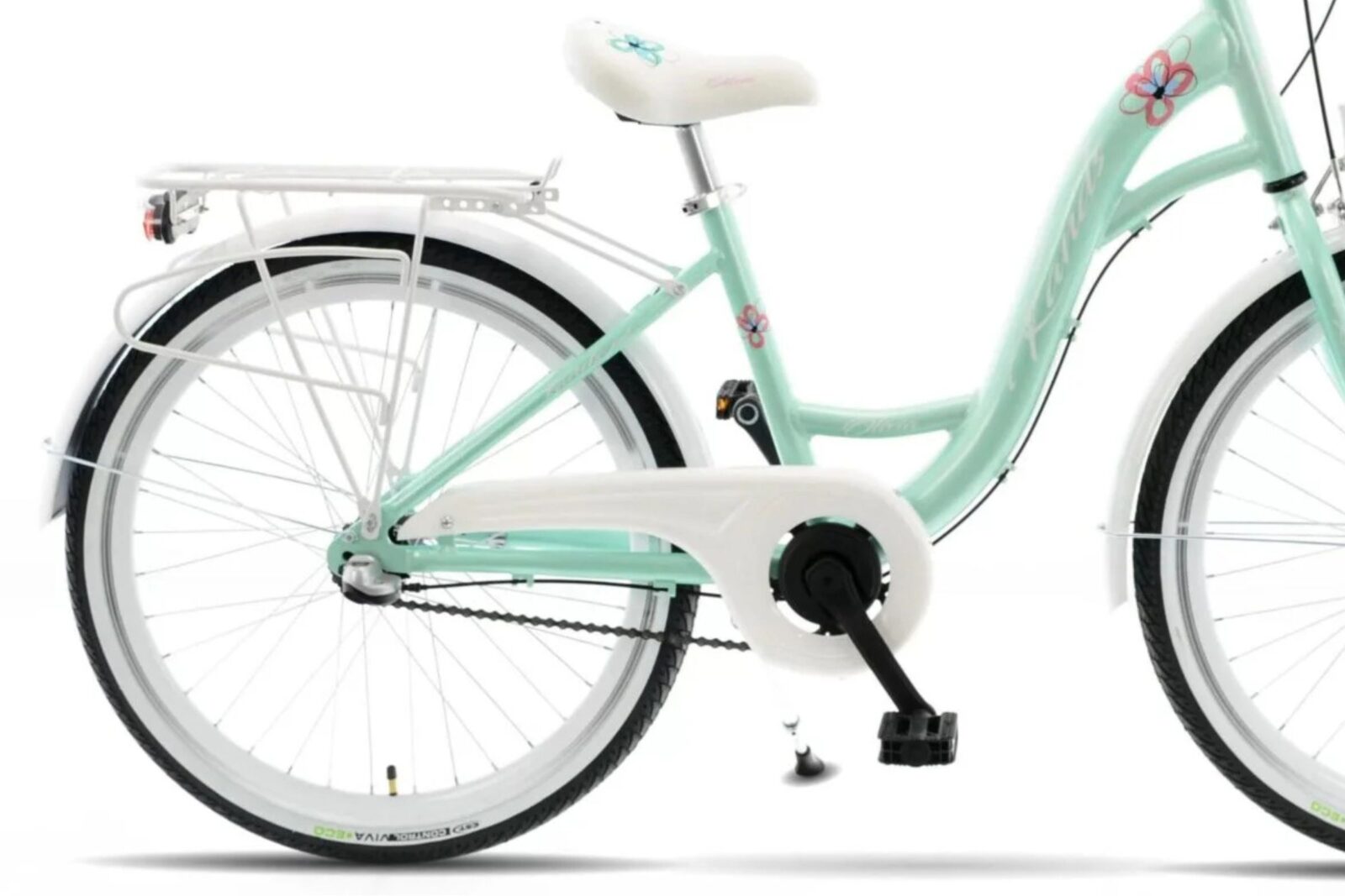 Grön barncykel med blommotiv och pakethållare.