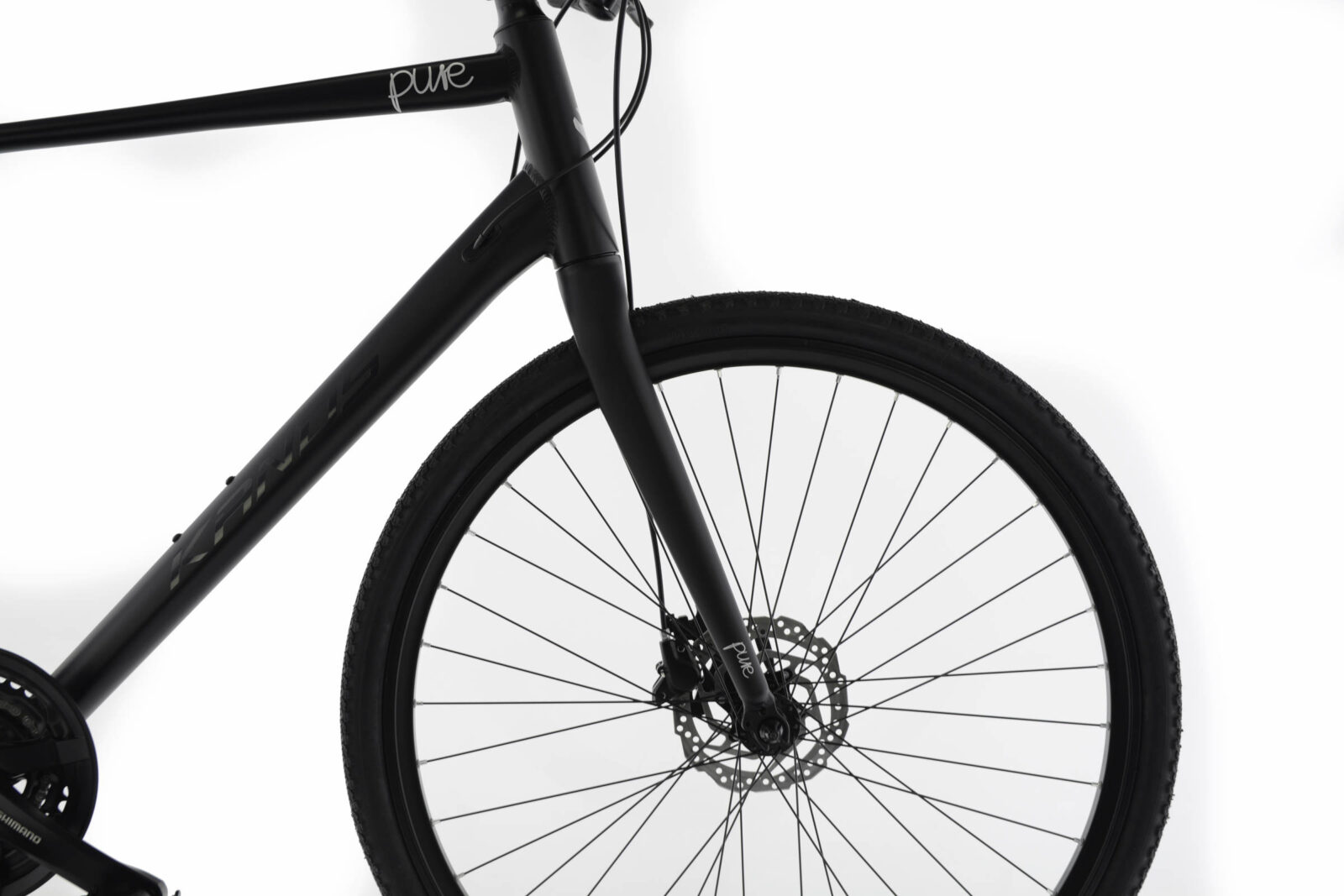 Svart cykelram och hjul med vit bakgrund.