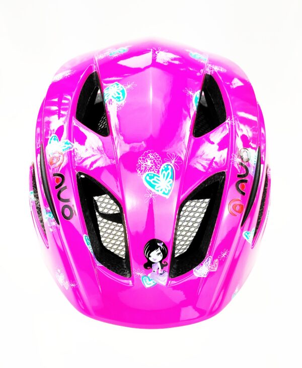 Rosa cykelhjälm med fjärilsdekorationer.