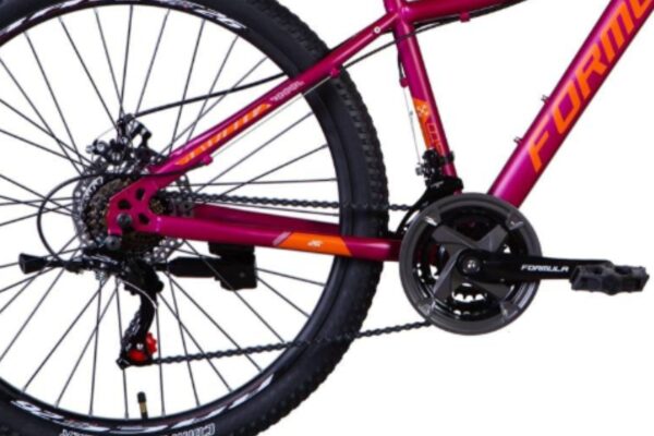 Ružový horský bicykel so zloženými komponentmi.