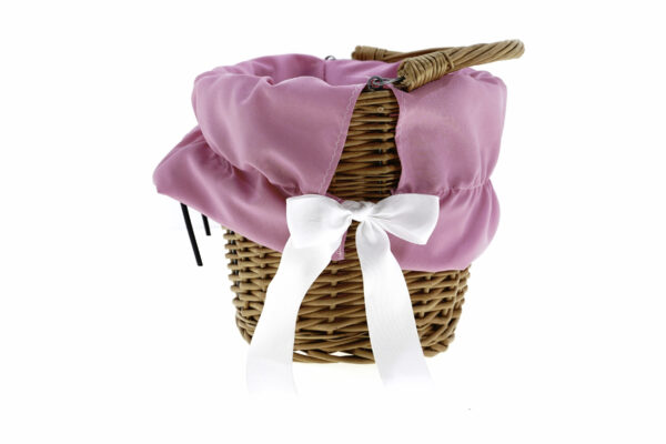 Flätad korg med rosa tyg och vit rosett.