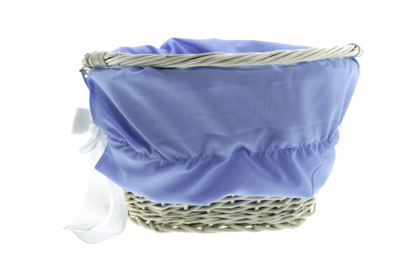 Korg med ljusblå tygklädsel