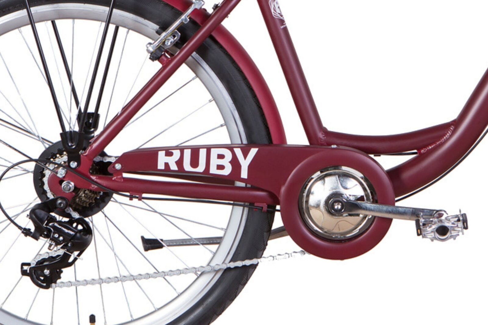 Detail červeného bicykla značky Ruby