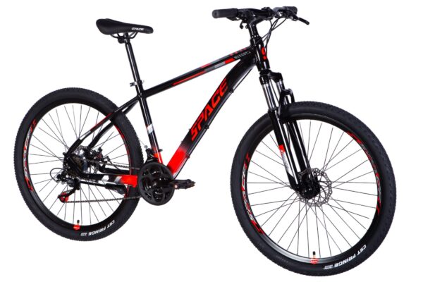 Cykel s čiernym a červeným dizajnom.