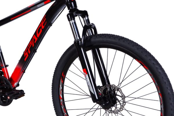 Červená horská bicykel s vidlicou a kolesom.