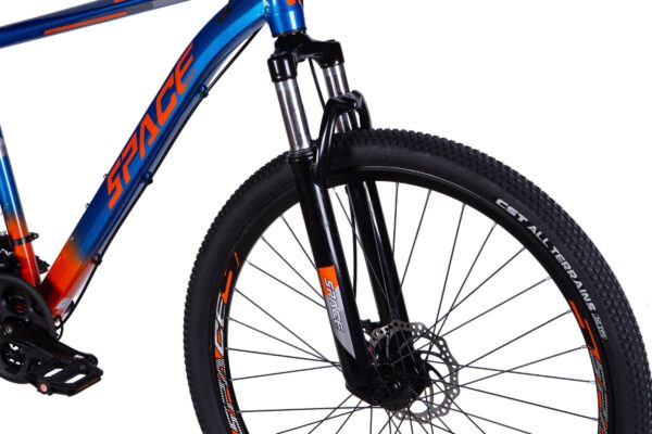 Mountainbike med blå och orange design.