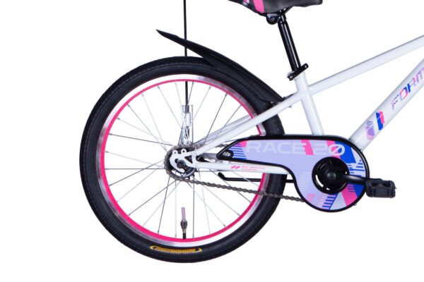 Cykelbaksida med färgglad kedjeskydd