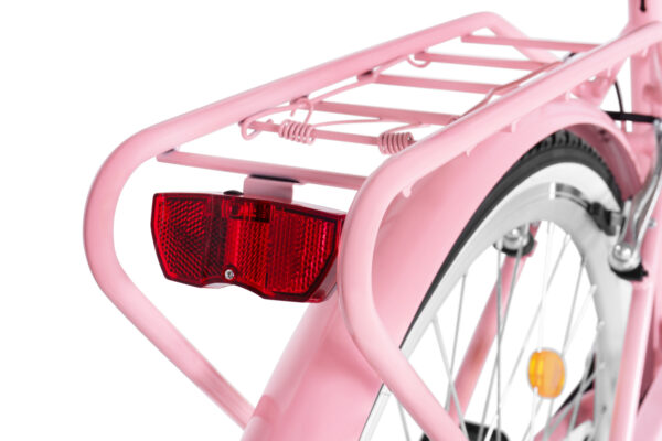 Närbild rosa cykel med pakethållare och röd baklampa.