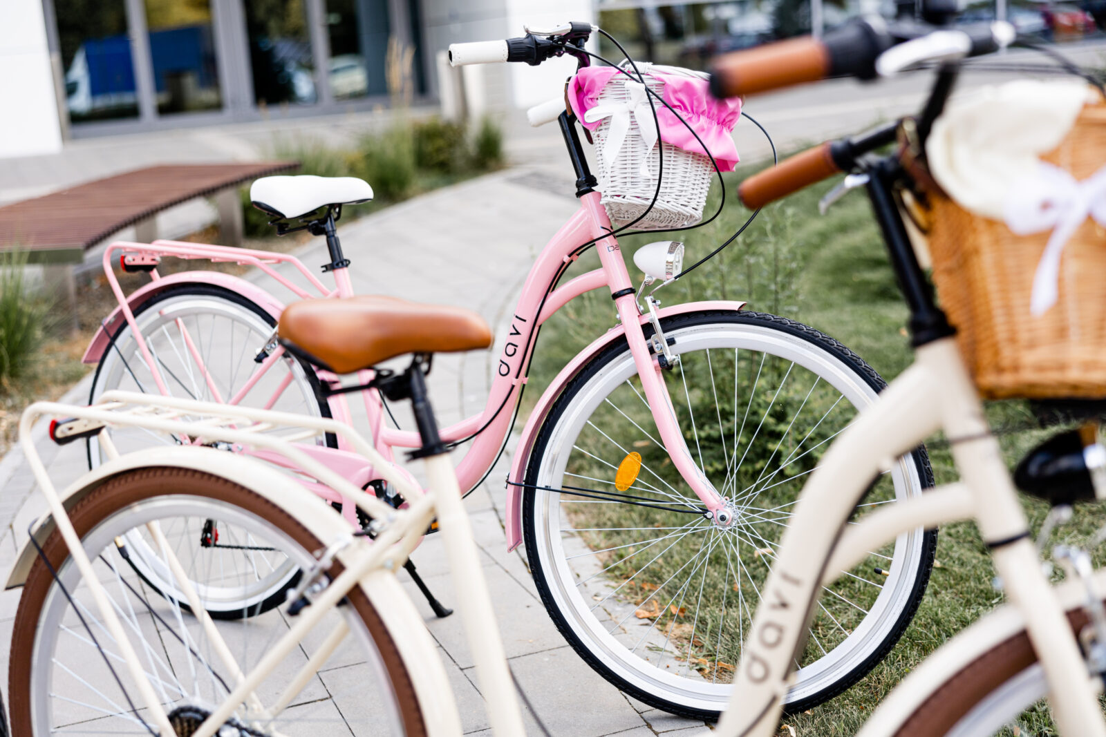 Rosa och vita cyklar parkerade på trottoar