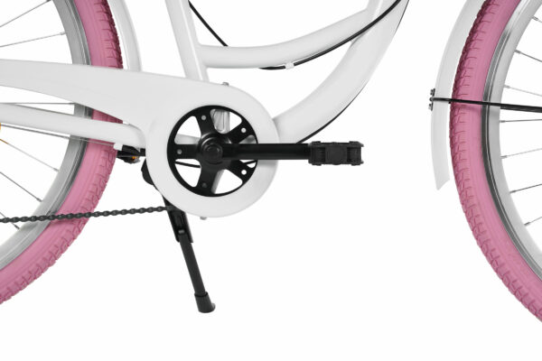 Vit cykel med rosa däck i närbild.