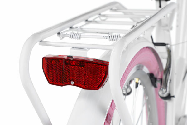 Vit cykel med rosa däck och röd lampa