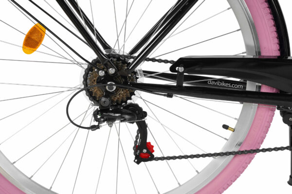 Cykelväxel och rosa däck på en cykel