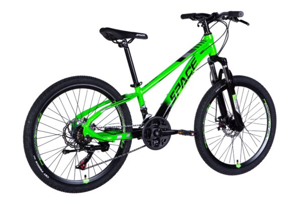 Zelený horský bicykel s čiernymi detailmi.
