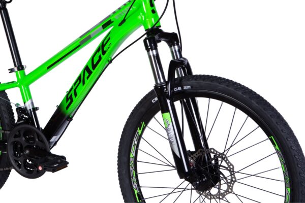 Zelený horský bicykel s čiernym rámom