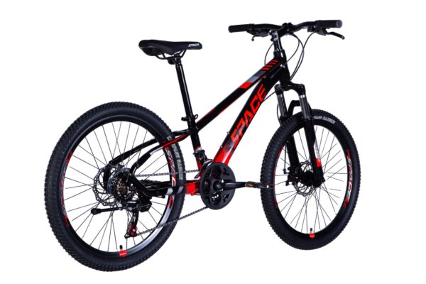Moderný horský bicykel s čiernym a červeným dizajnom.