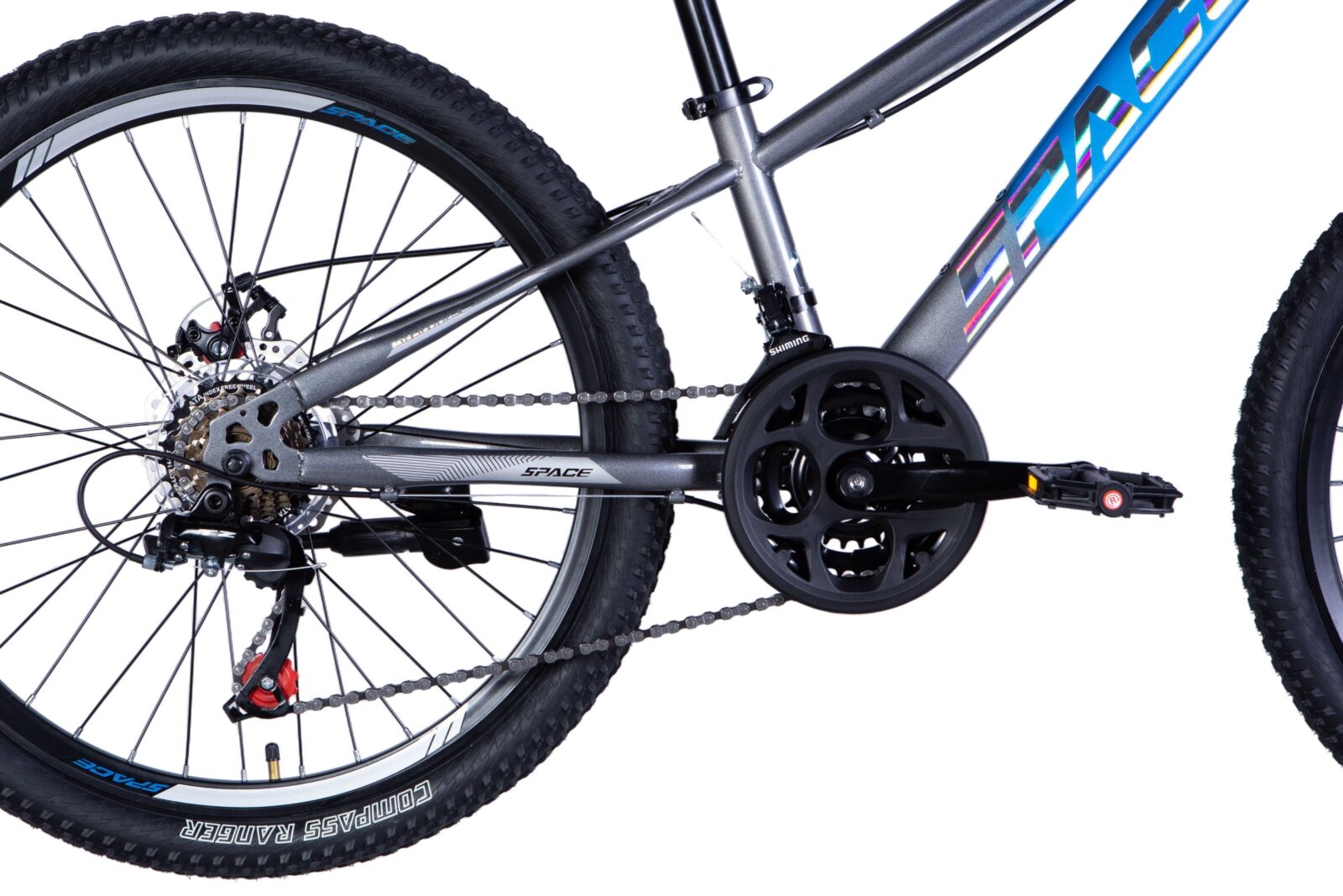 Detail bicykla so špeciálnym pohonom a pneumatikou.