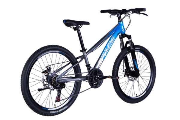 Modrý horský bicykel so širokými pneumatikami.