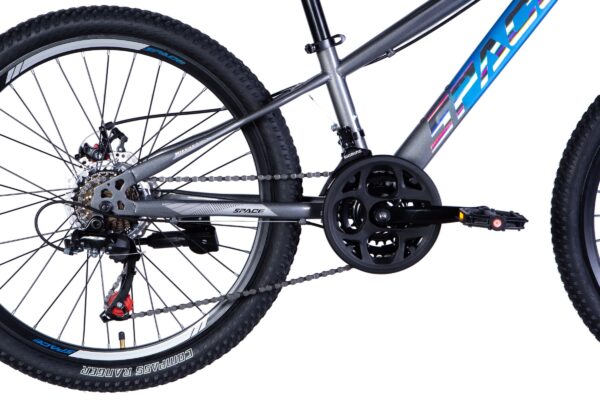 Detail bicykla so špeciálnym pohonom a pneumatikou.