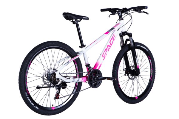 Horský bicykel s bielym a ružovým dizajnom