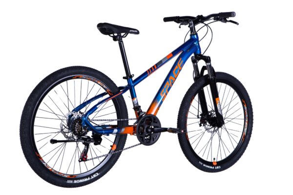 Modrý horský bicykel s oranžovými detailmi