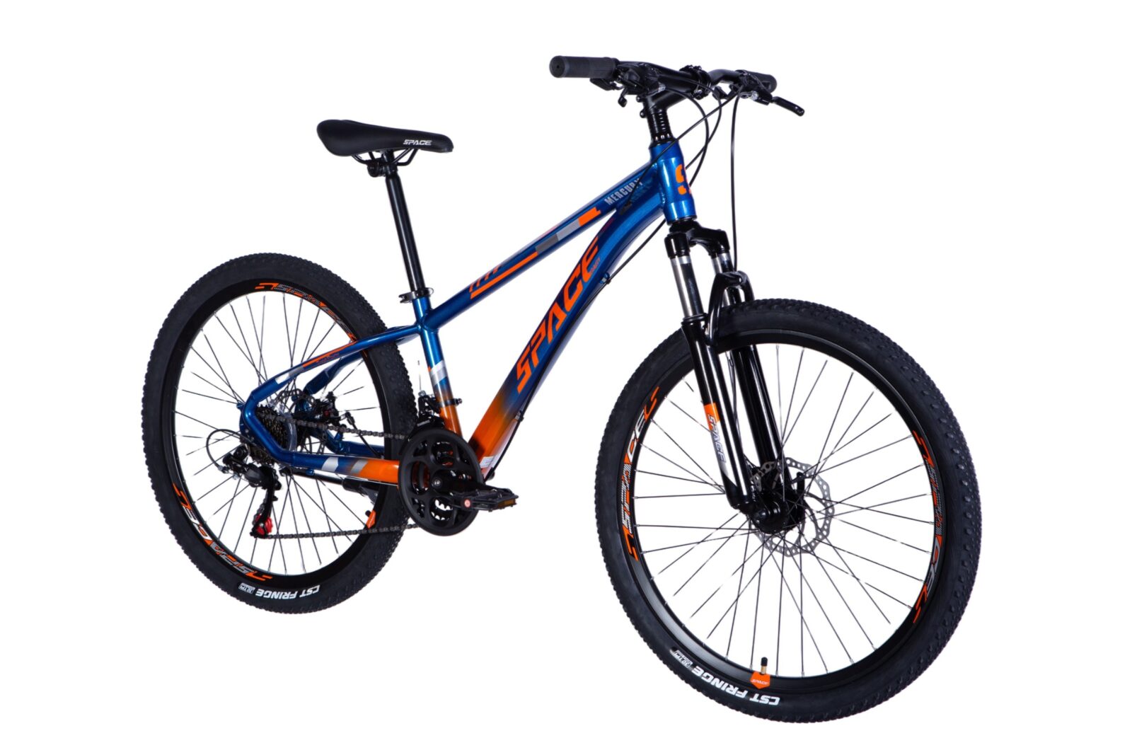 Horský bicykel s modrým rámom a oranžovými detailmi.