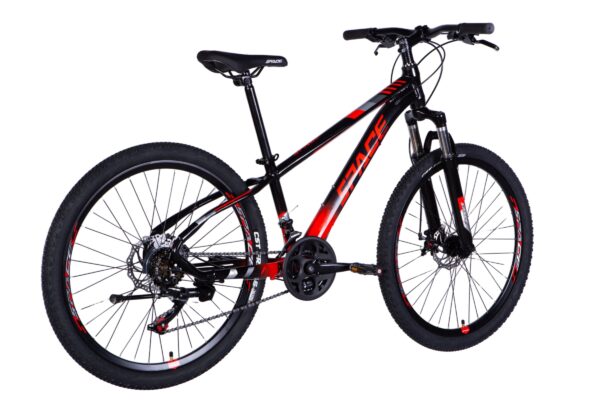 Horský bicykel v čierno-červenej farbe.