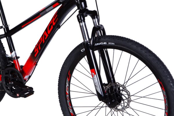 Čierny horský bicykel s červenými detailmi