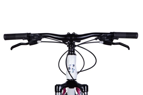 Närbild på cykelstyre och bromshandtag