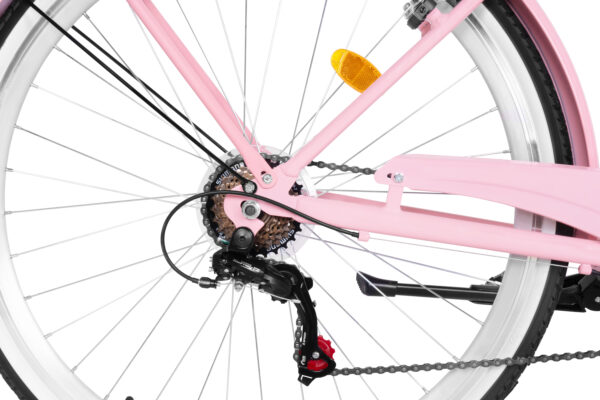 Närbild av rosa cykels bakhjul och kedja