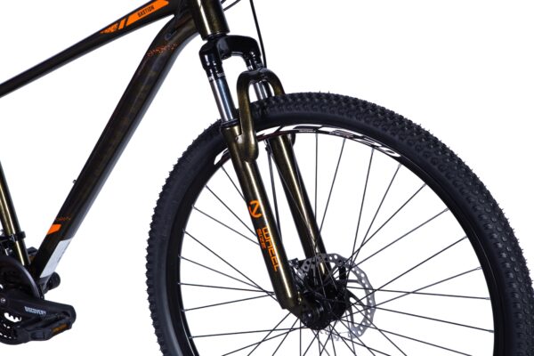 Horský bicykel s diskovými brzdami a širokými kolesami.