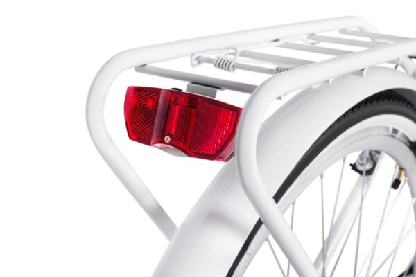 Cykelbaklampa och pakethållare på vit cykel