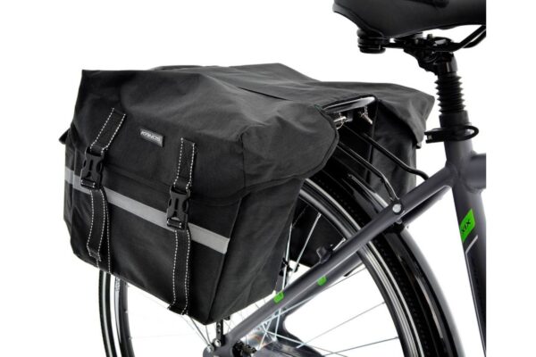 Svart cykelväska fäst på pakethållare