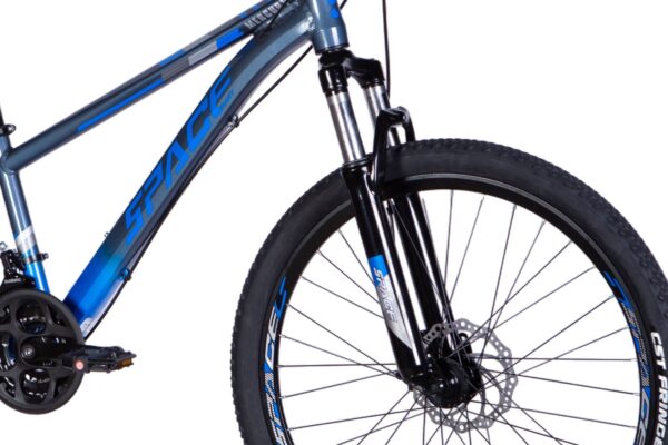 Modrý horský bicykel s odpružením.