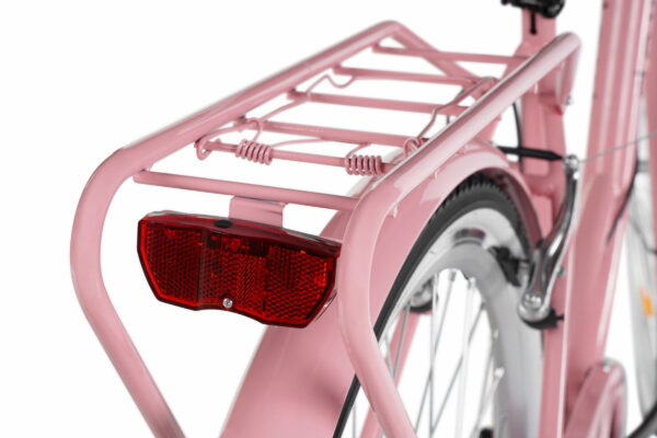 Rosa cykel med pakethållare och baklykta.