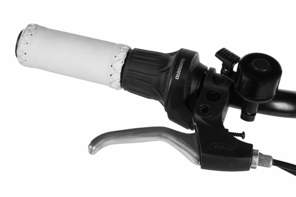 Cykelstyre med växel- och bromshandtag, Shimano-märke.