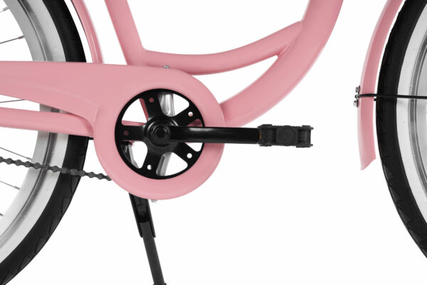 Rosa cykelpedal och kedjeskydd, närbild