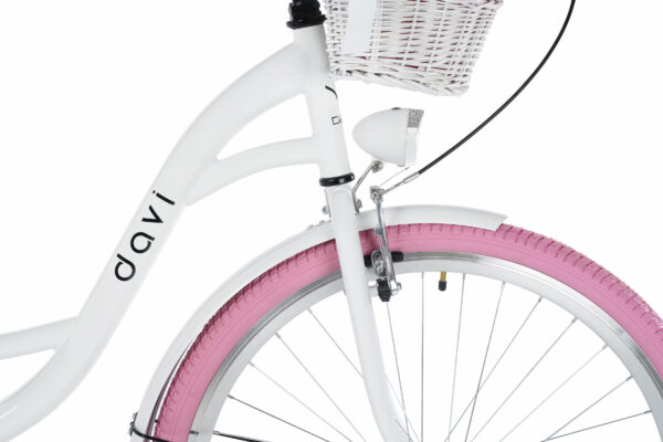 Vit cykel med rosa däck och korg.