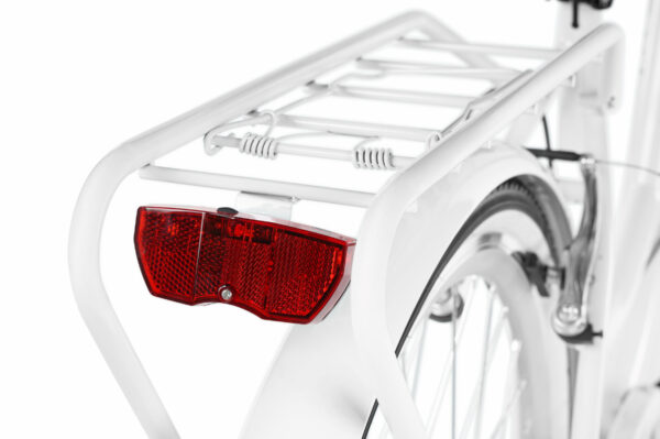 Vit cykel med röd baklykta på pakethållare.