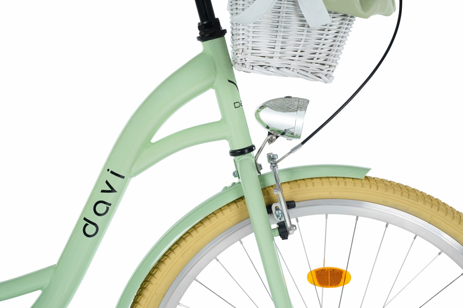 Grön cykel med korg och gul däckreflex.