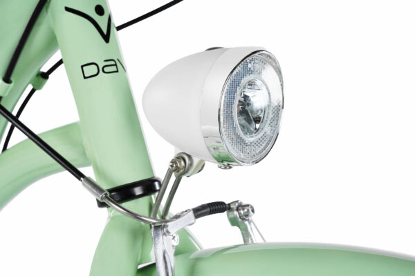 Närbild på cykellampa och ram i metall.