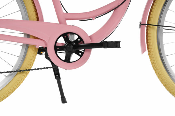 Rosa cykel med gula däck och svart kedja.